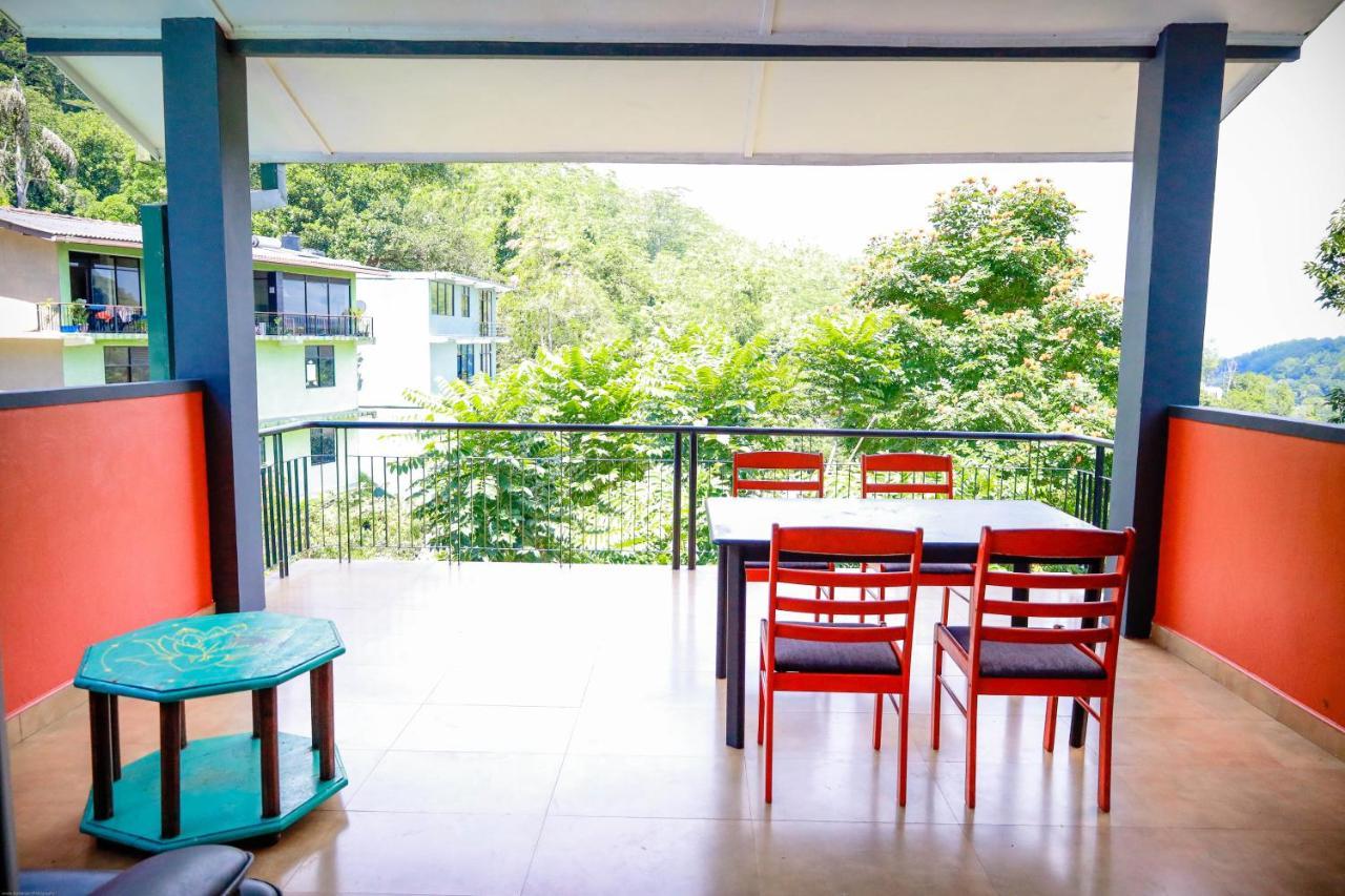 Funk Bunk - Mount View Lodge Kandy Esterno foto
